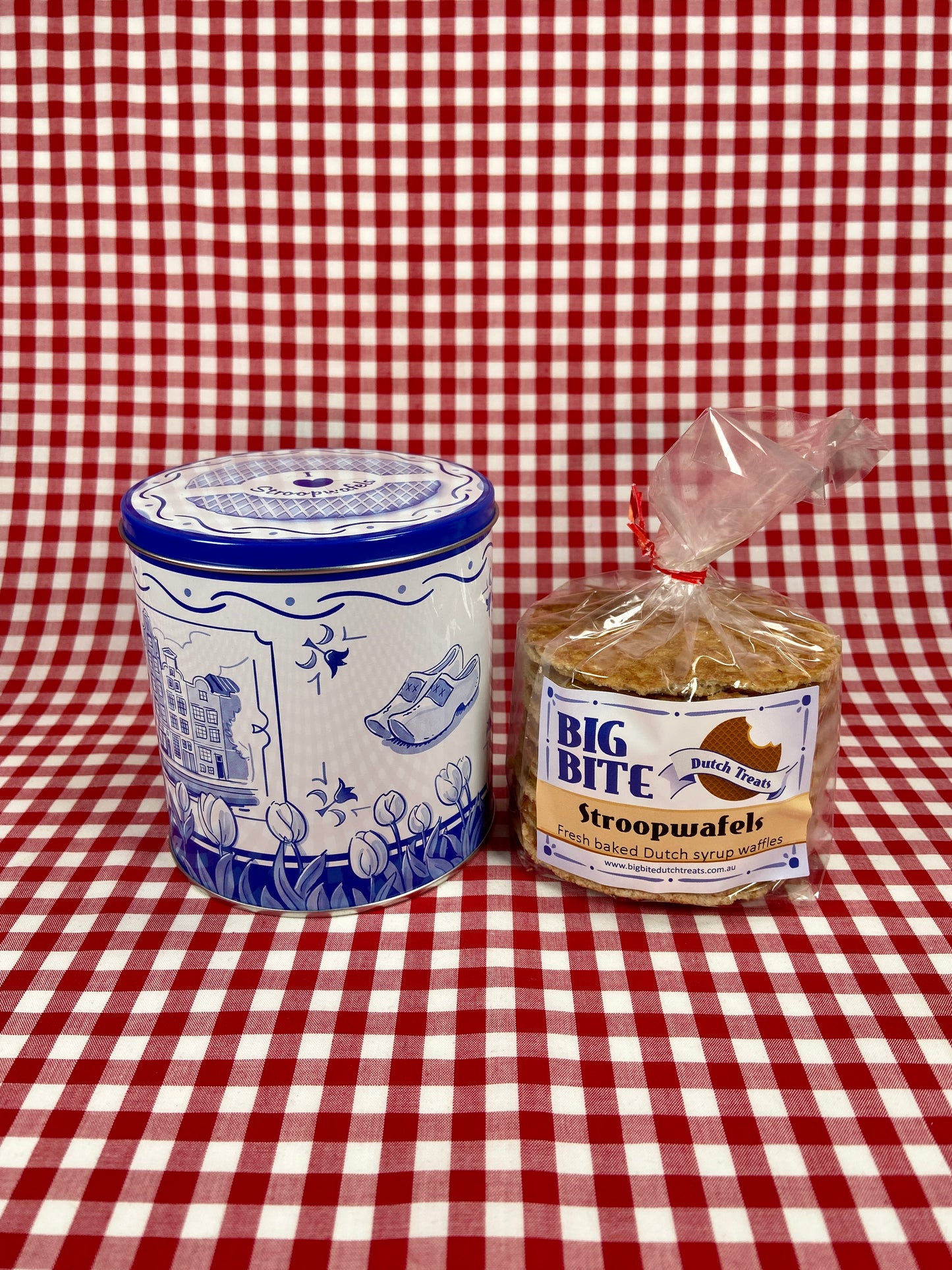 Dutch Delft blue tin with text I love stroopwafels and a pack of Dutch syrup waffles - Big Bite Dutch Treats