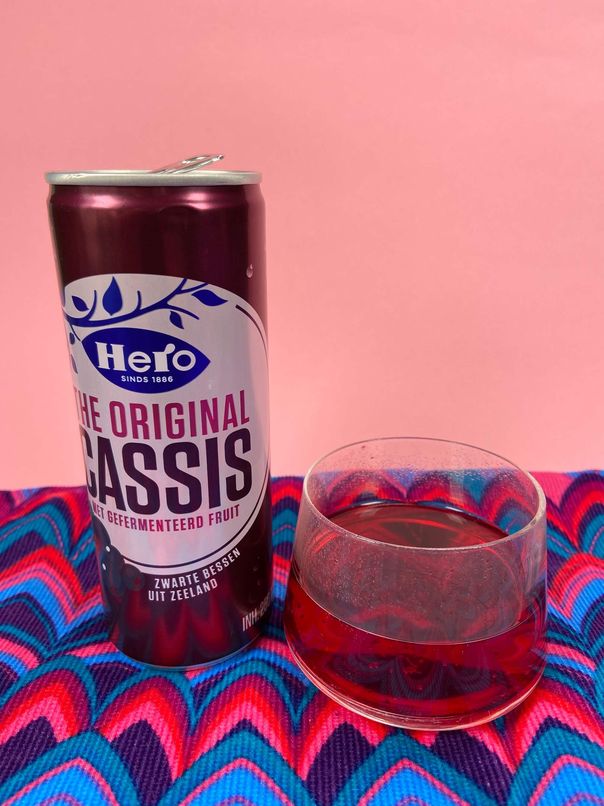Can of Hero Cassis with glass - Black current drink - Big Bite Dutch Treats