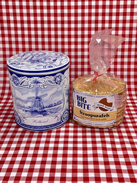 Delft blue gift tin with stroopwafels - Big Bite Dutch Treats